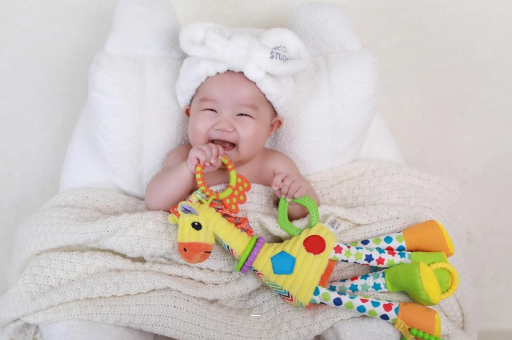 石狮三个月宝宝正确抱姿 石狮三个月宝宝正确抱姿